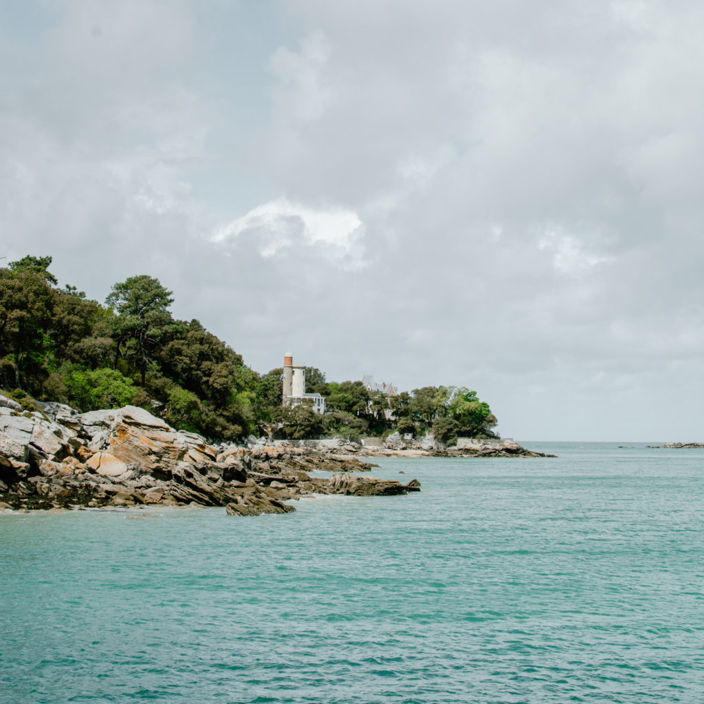 Noirmoutier-Küste mit Meeresfelsen und Bäumen