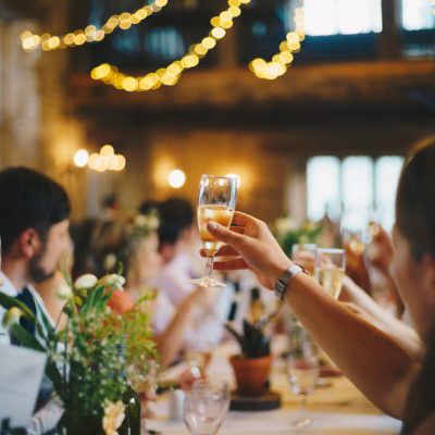Hochzeitsgäste am Tisch mit Champagner