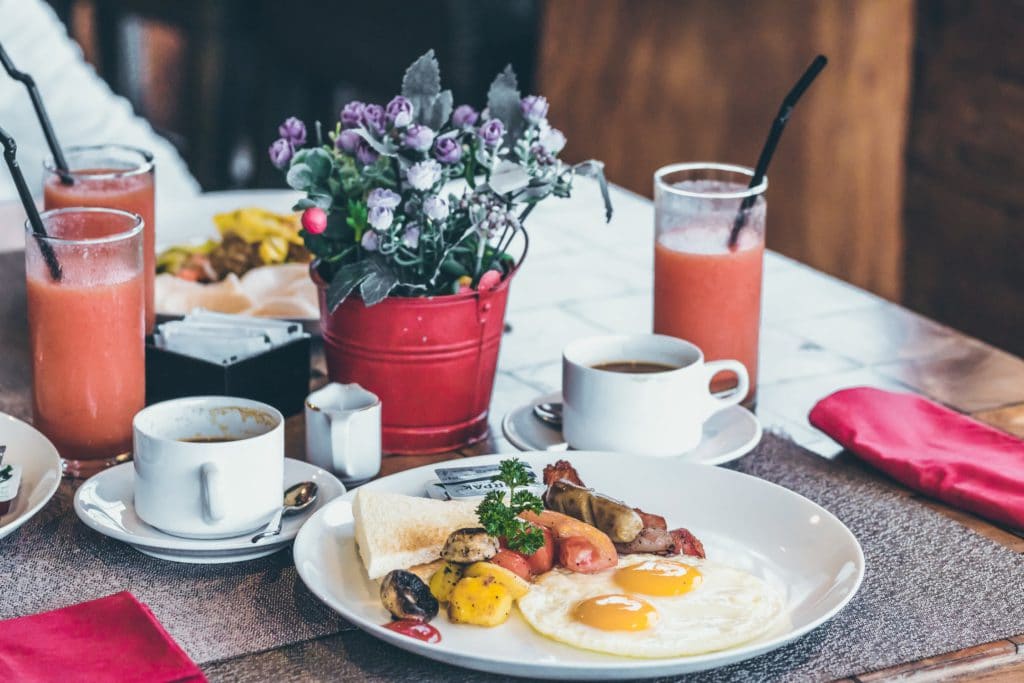 Das Frühstück wird an einem Wochenende vor dem Sommer in einem Bed & Breakfast serviert.