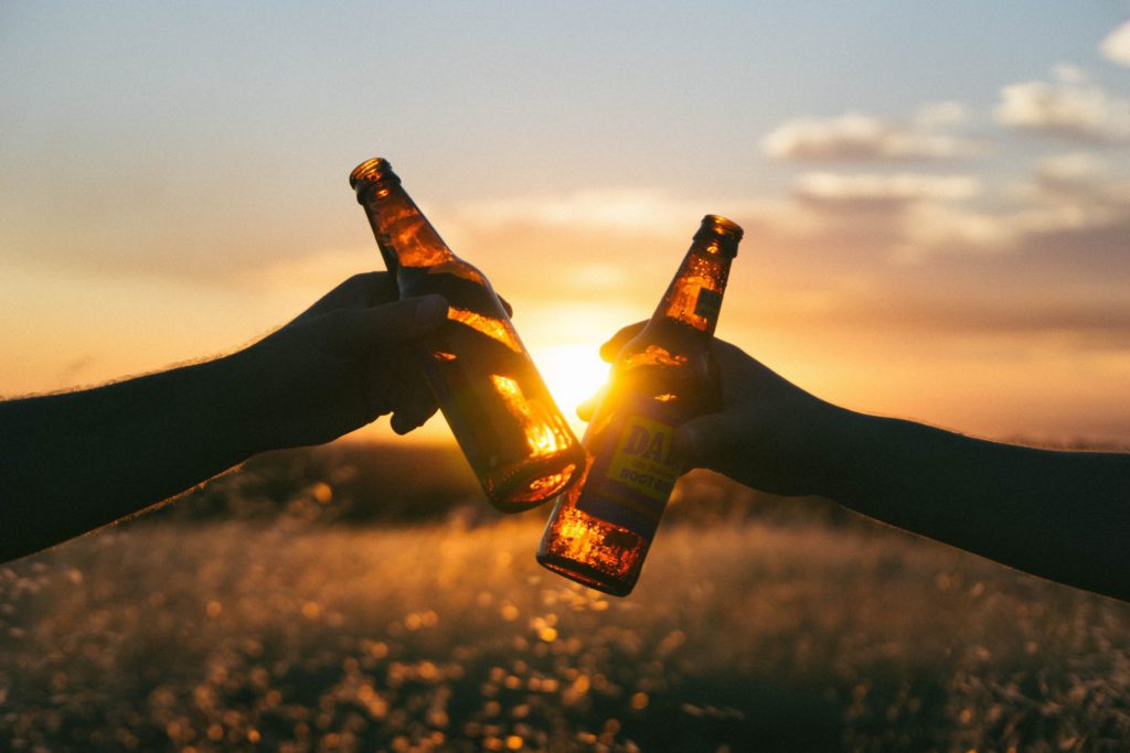 deux bouteilles de bières qui trinquent