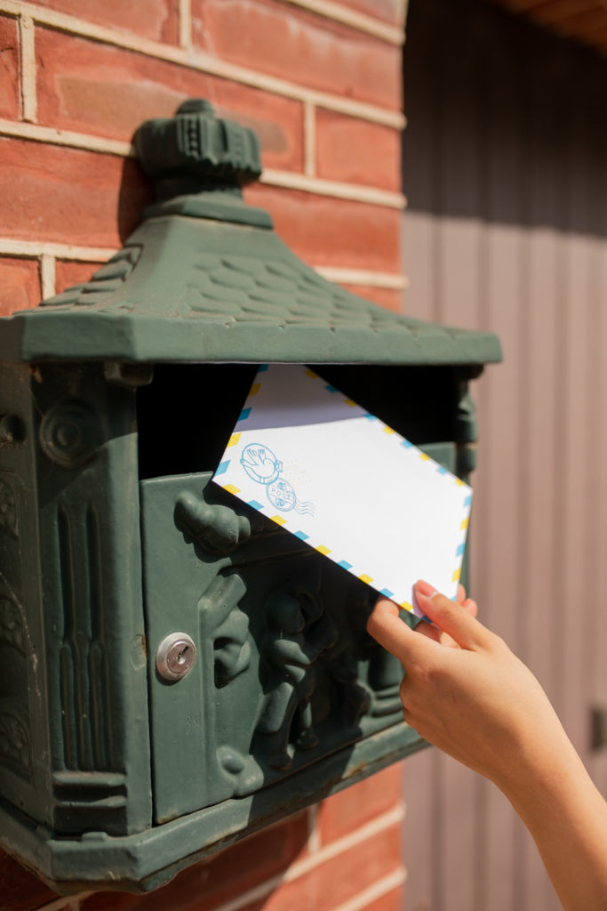 Briefkasten mit handversendetem Umschlag