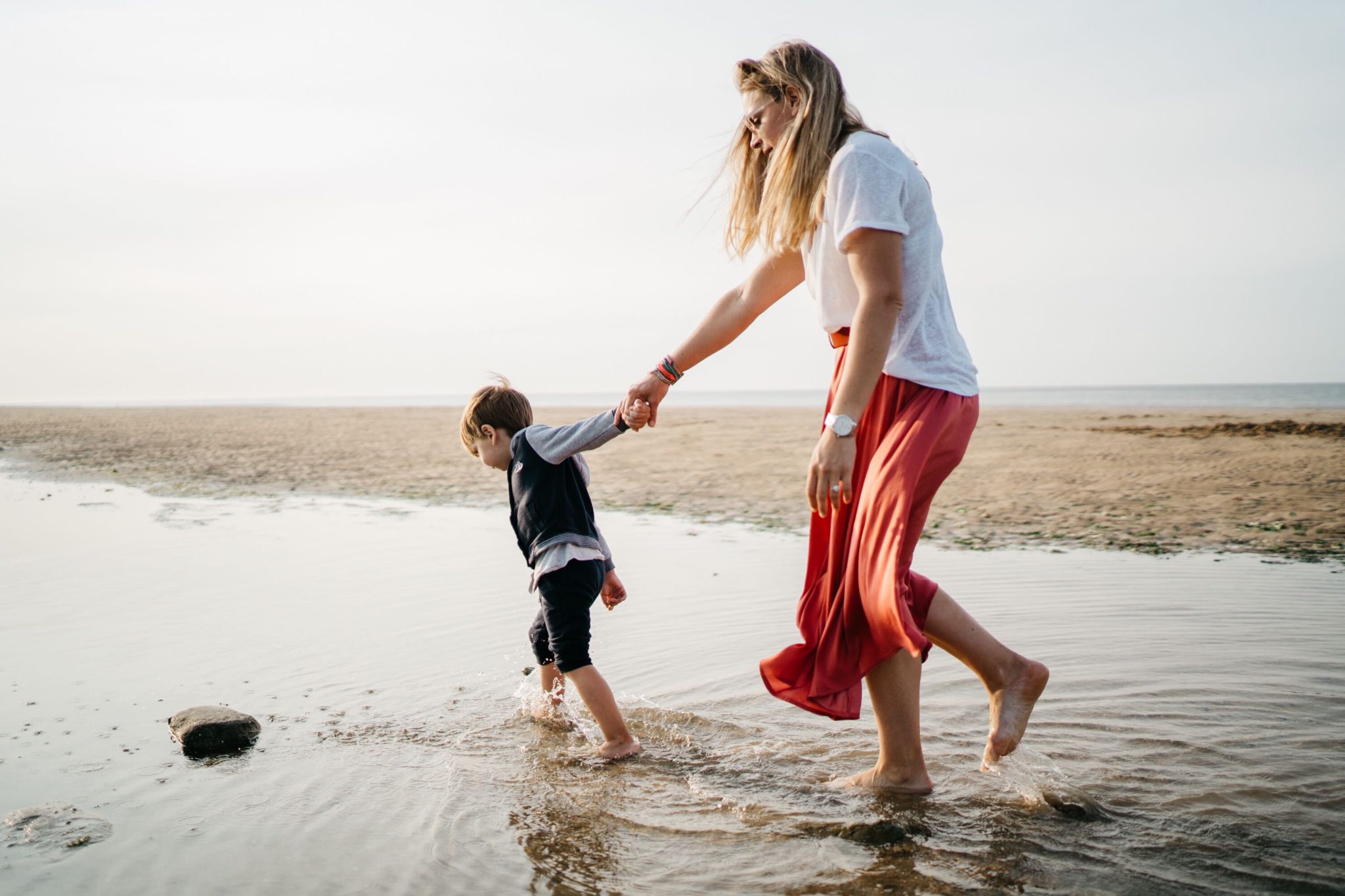 Familie am Strand der Normandie