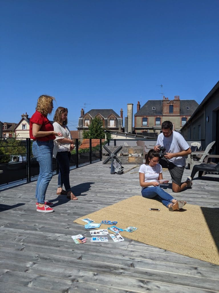 Shirley, Margaux, Karline und Arthur beim Fotoshooting auf der Terrasse von Fizzer