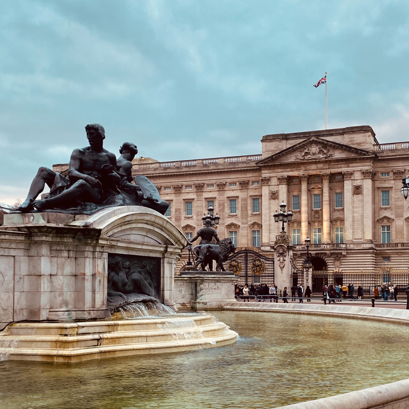 buckingham palace seen from the fountain