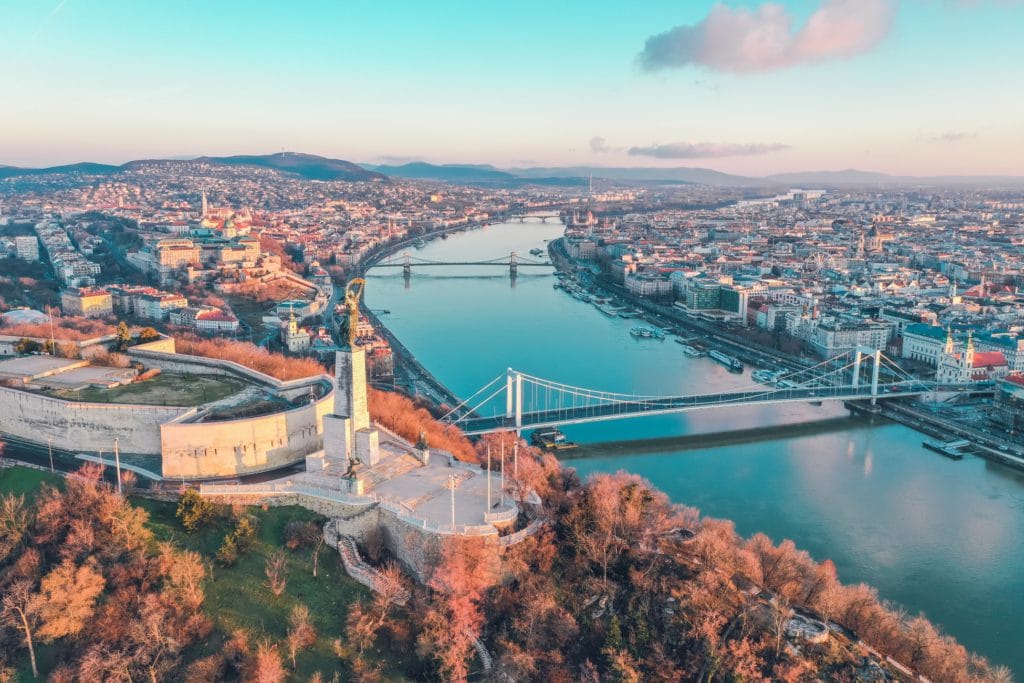 Luftaufnahme von Budapest, der Hauptstadt Ungarns, 3 Flugstunden von Paris entfernt