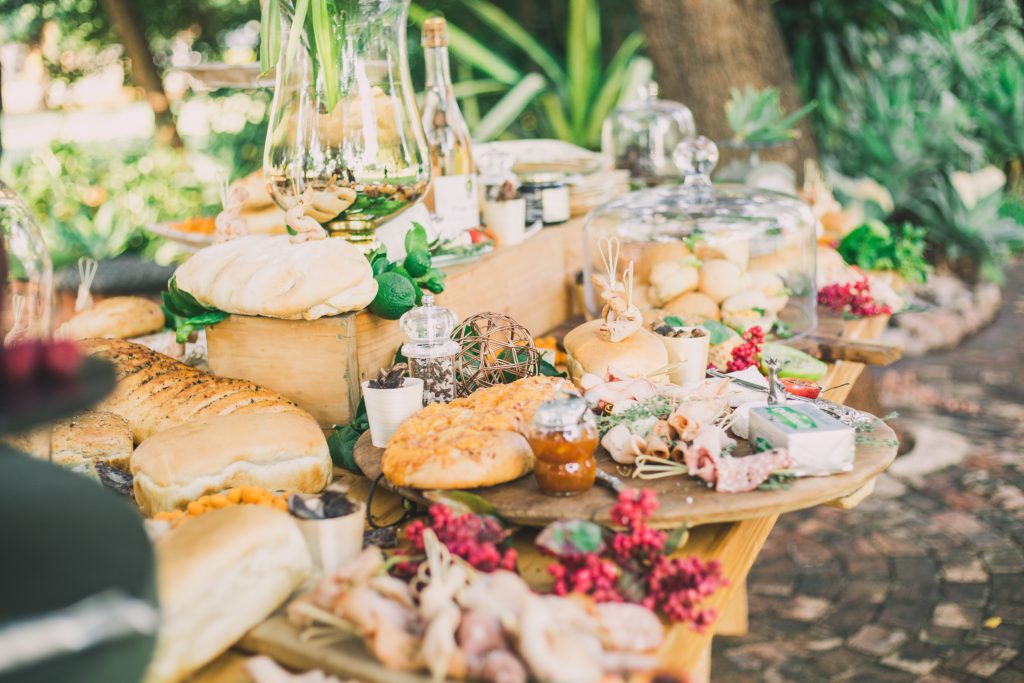 Repas avec plats du monde pour thematique anniversaire