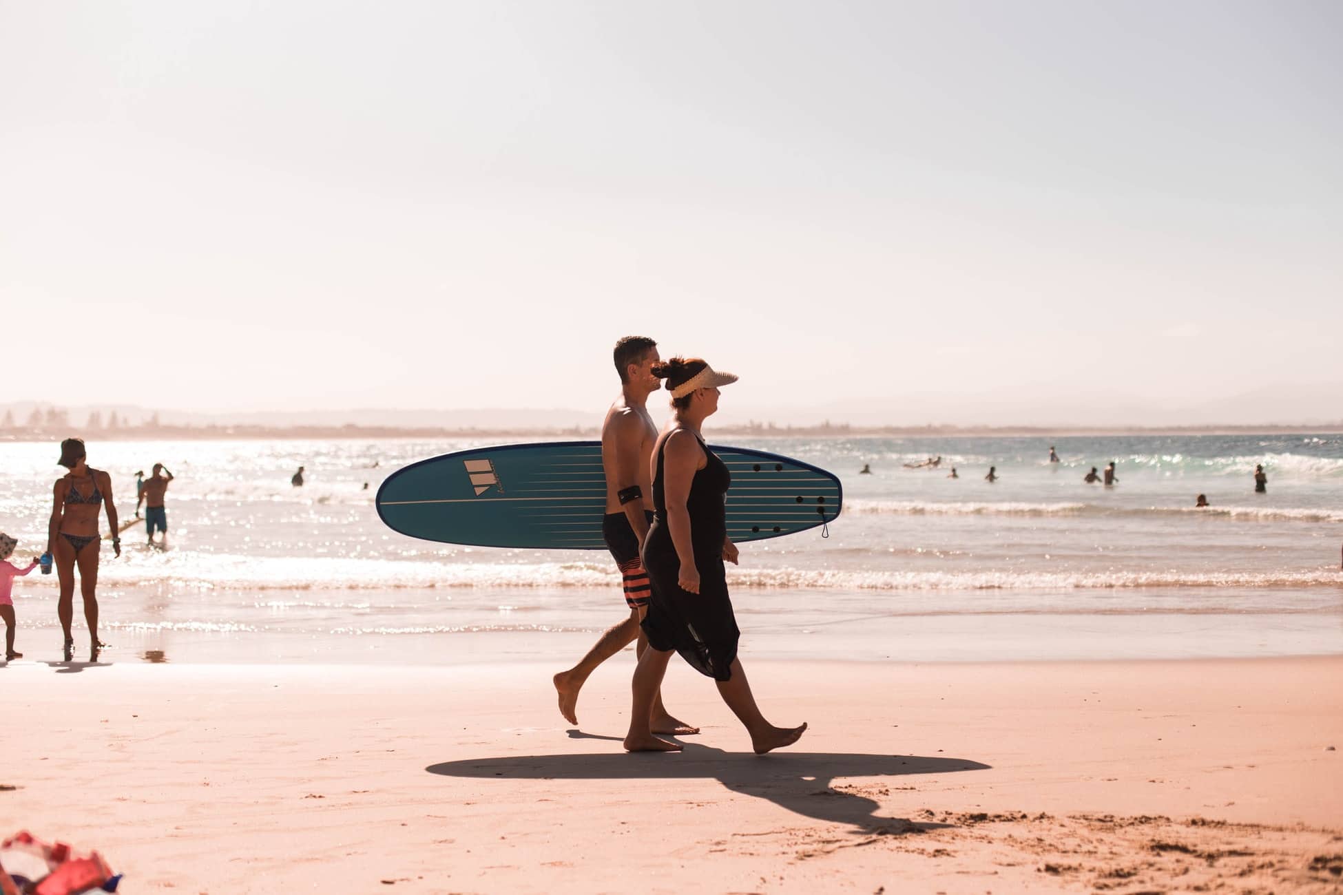 Strand von Byron Bay während eines Familienausflugs