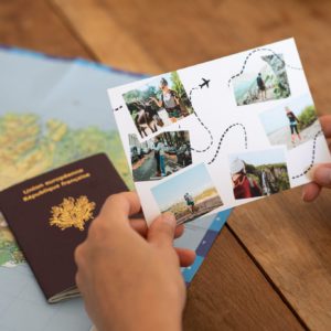 Carte postale voyage par Fizzer avec passeport et carte du monde