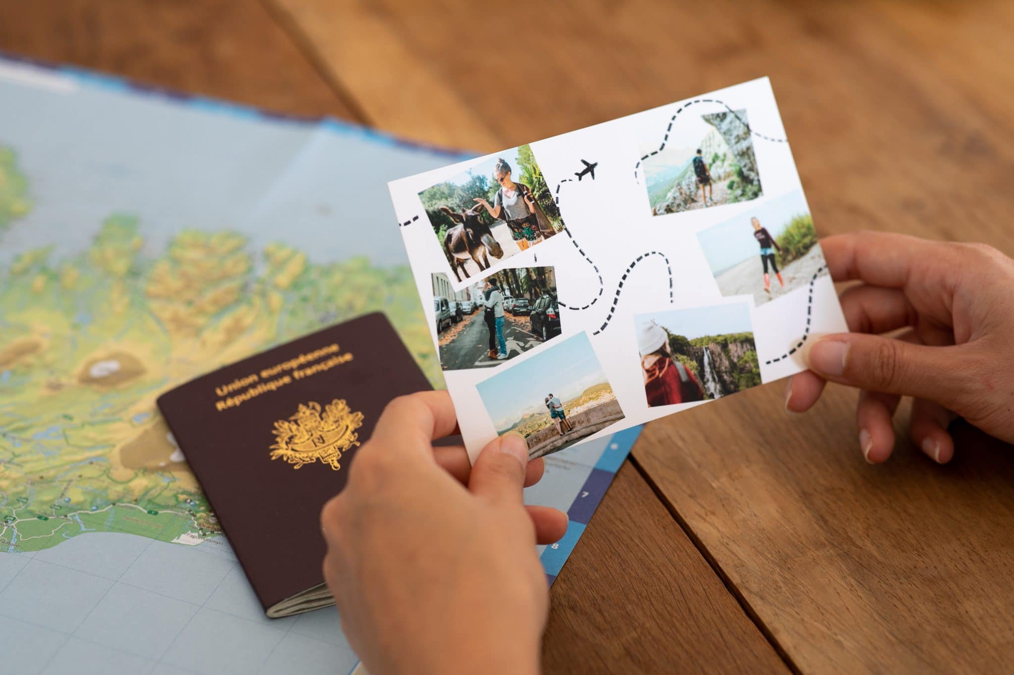 Carte postale voyage par Fizzer avec passeport et carte du monde