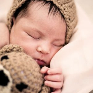 bebe avec doudou pour cadeau liste de naissance