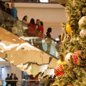 Menschen in Geschäften, um Weihnachtsgeschenke zu kaufen