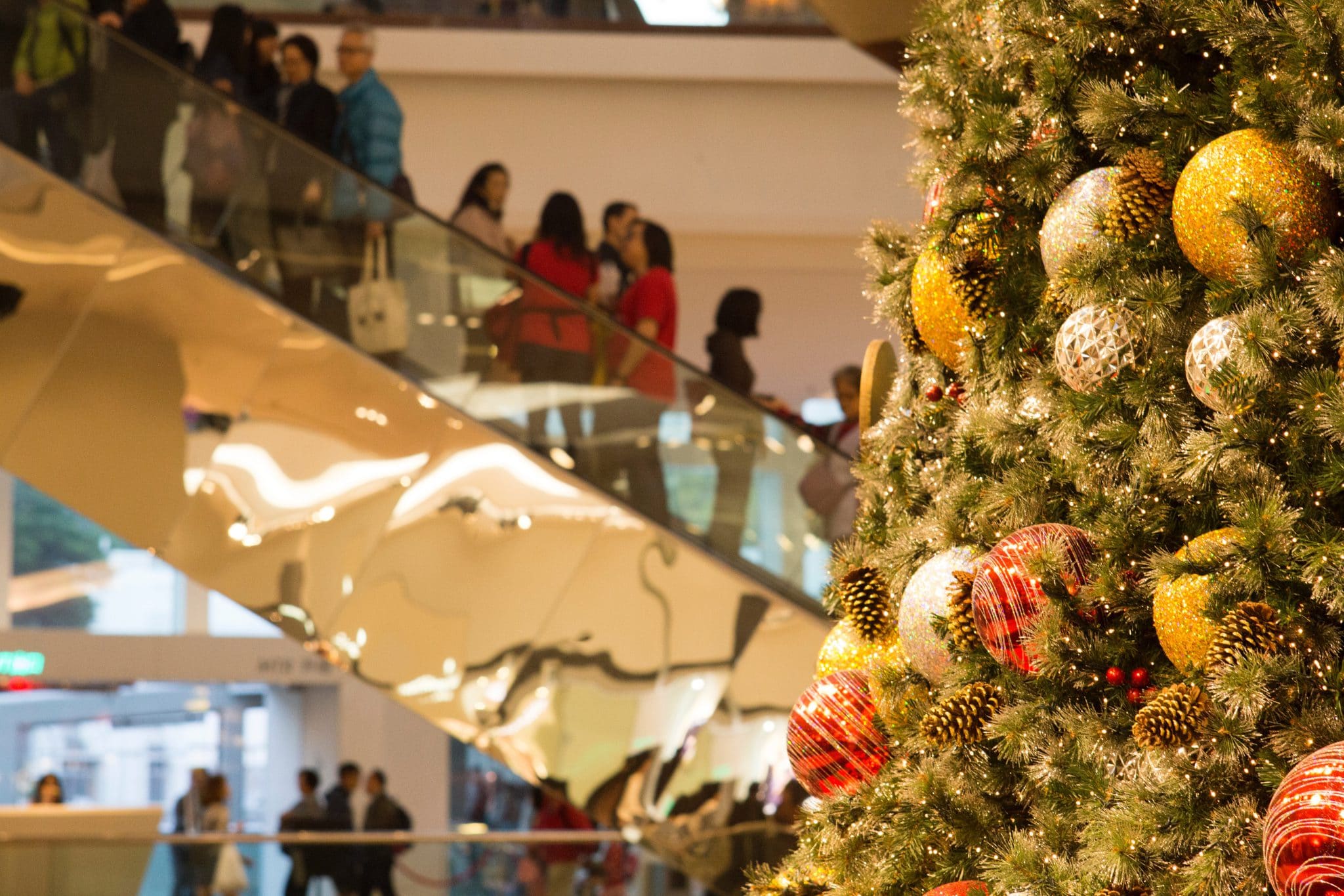 Menschen in Geschäften, um Weihnachtsgeschenke zu kaufen