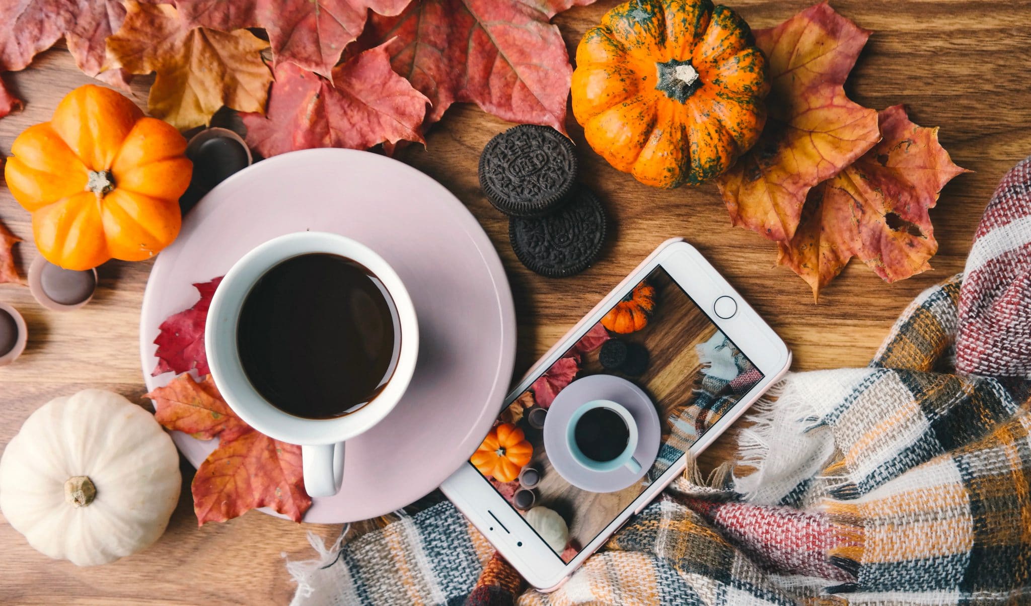 Herbstlaub, Café und Telefon zur Arbeit in Paris