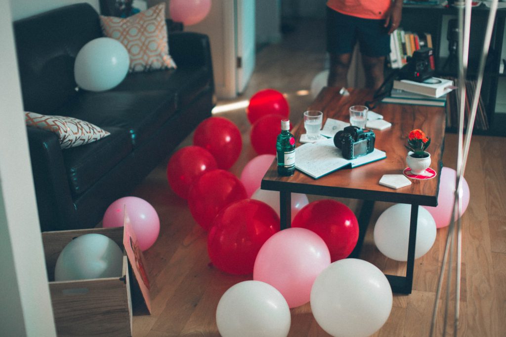 Ballons et appareil photo après une soirée d'anniversaire