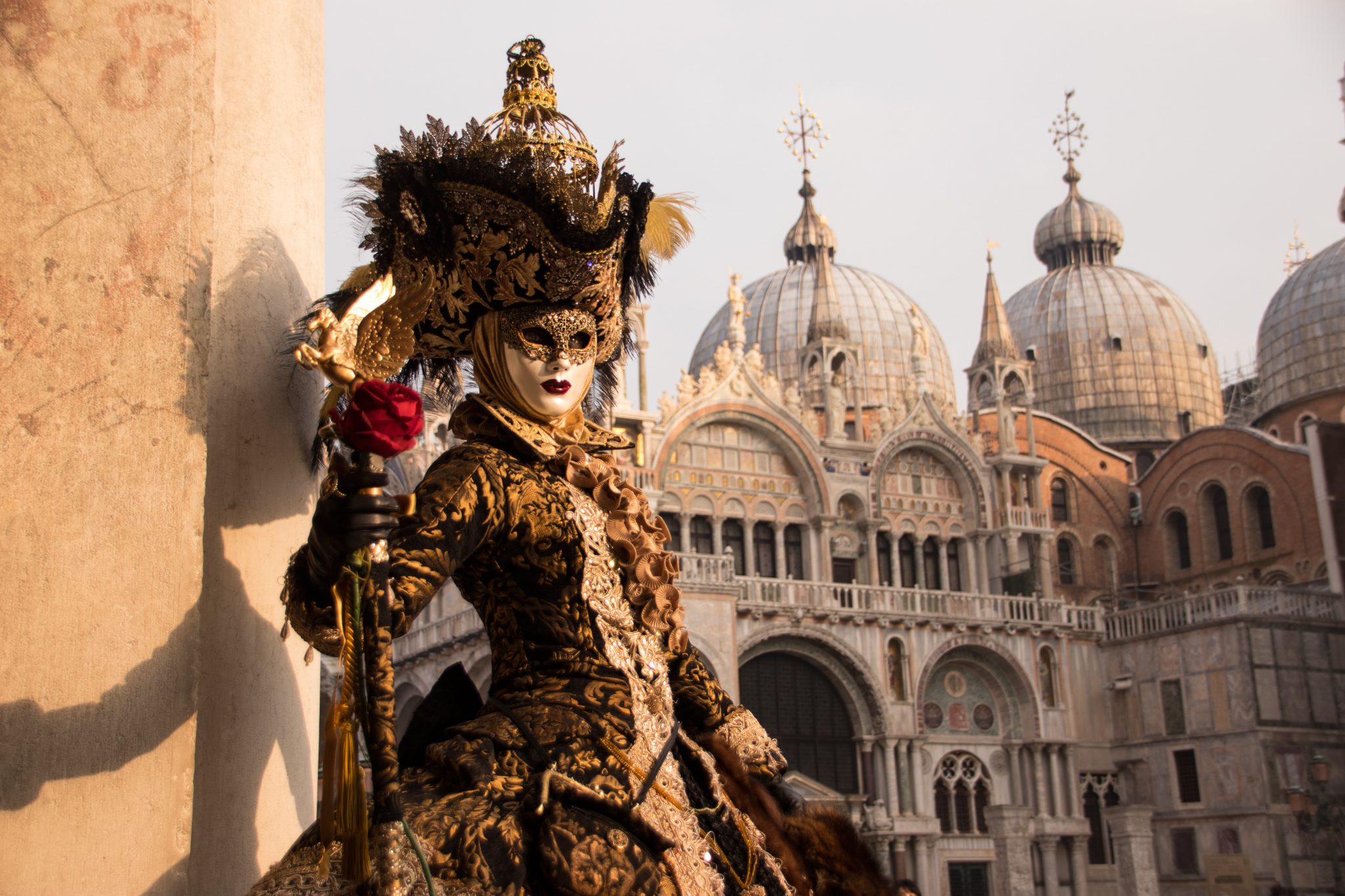 Die Mattacini, diese lustigen Eier werfenden Clowns aus dem Karneval von Venedig