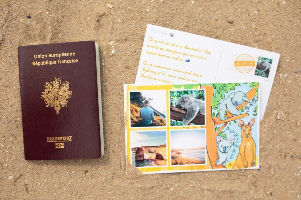 Passeport et carte postale d'Australie