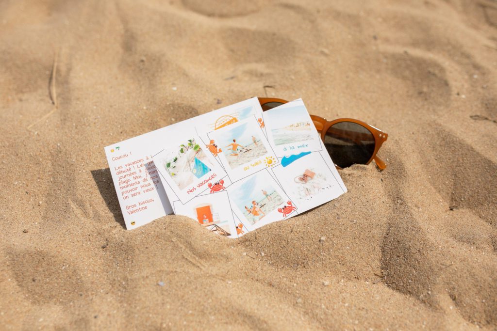 Sommerpostkarte und orangefarbene Sonnenbrille