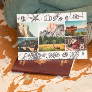 Postkarten-Weltenbummler mit Rucksack und Reisepass