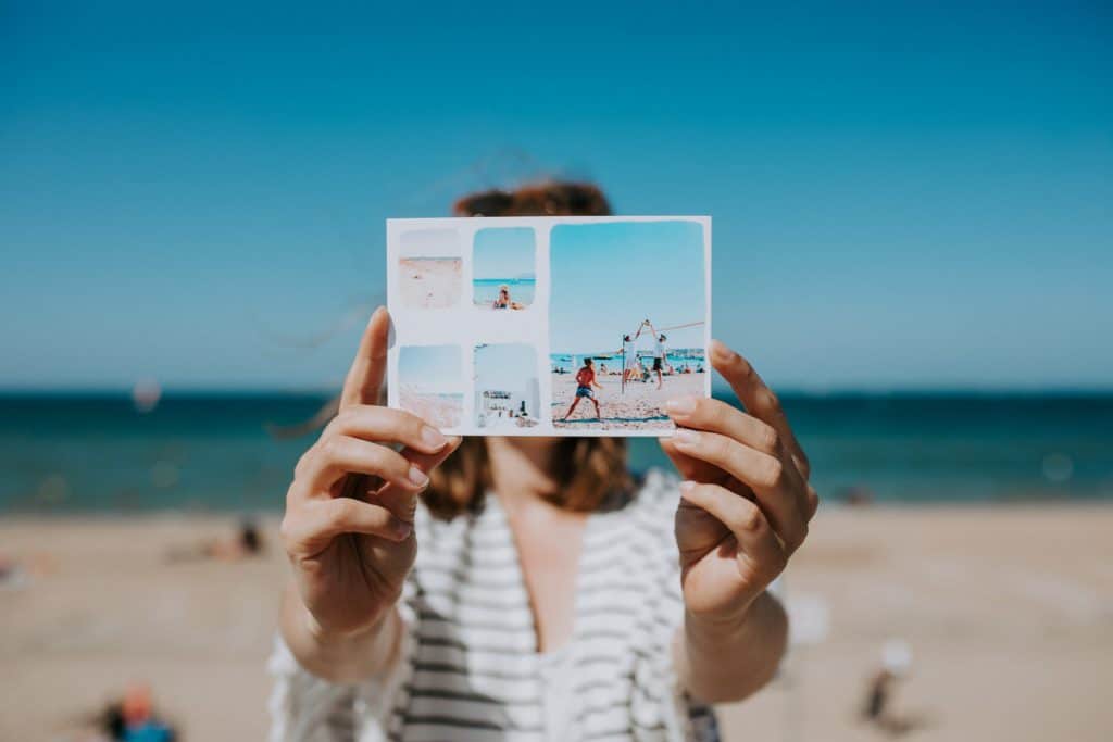 Karte mit Blick auf das Gesicht und das Meer gehalten