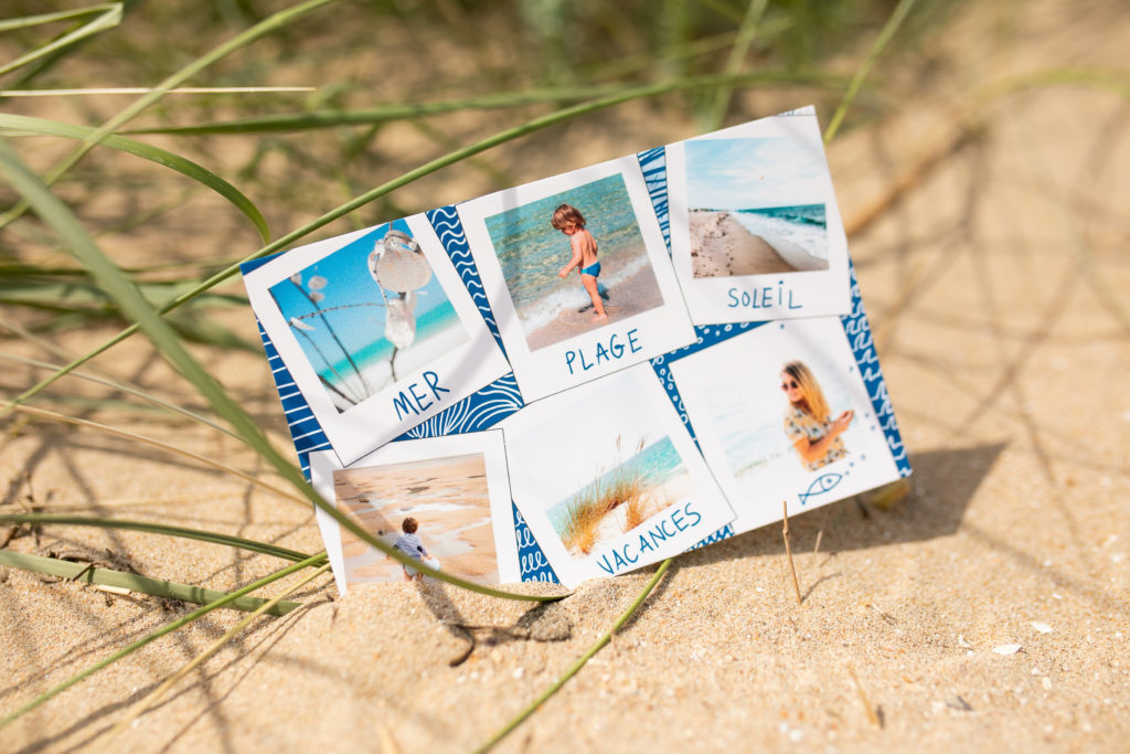Urlaubspostkarte am Meer und Text auf dem Sand platziert