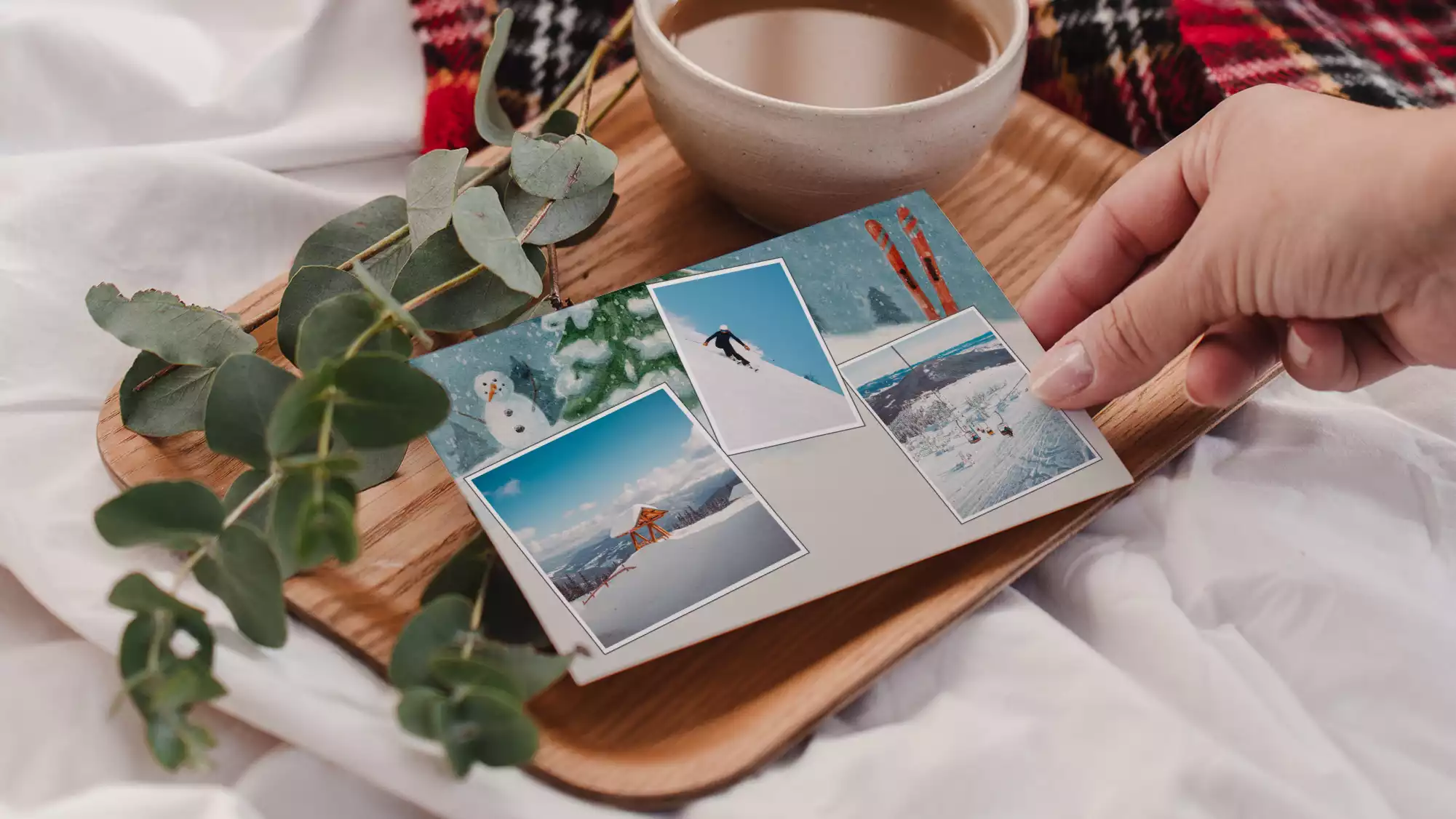 recto et verso d’une carte postale au ski posee devant un traineau