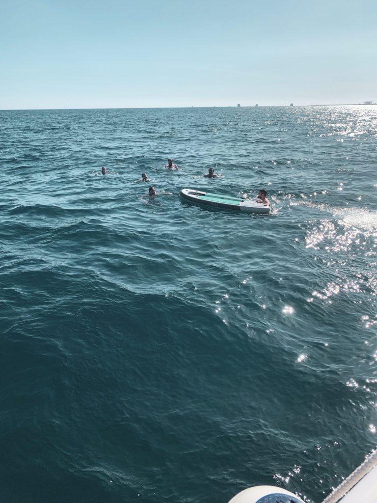 Plongeon dans la Méditerranée pendant la retreat à Barcelone 