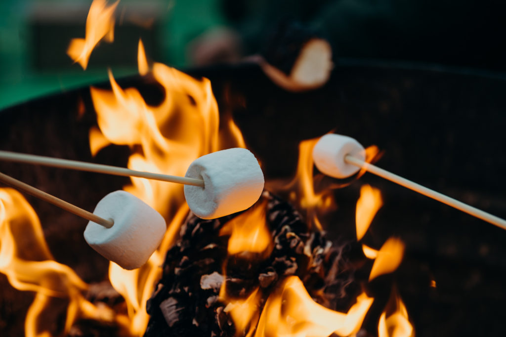 Über einem Holzfeuer gegrillter Marshmallow