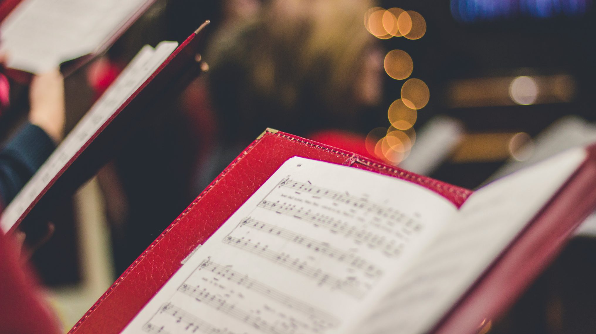 Weihnachtslieder zum Anhören, während Sie auf Silvester warten