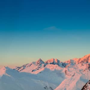 coucher de soleil sur montagnes enneigees