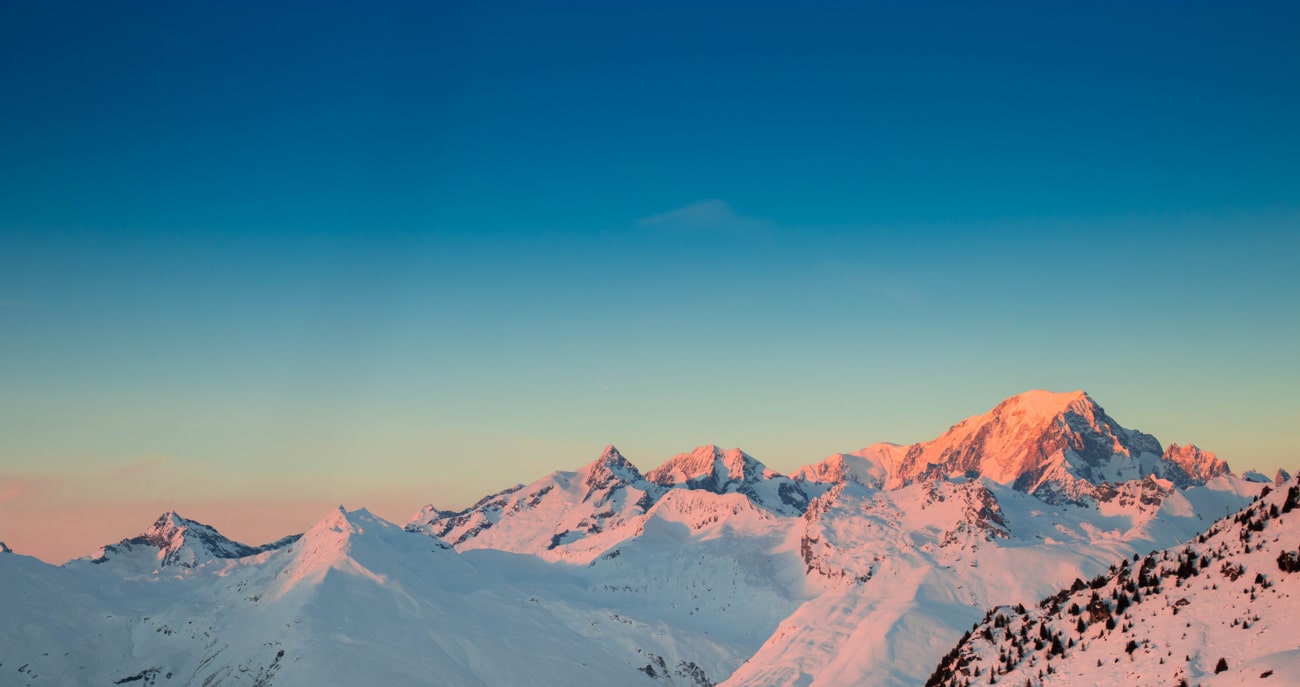 Sonnenuntergang über schneebedeckten Bergen