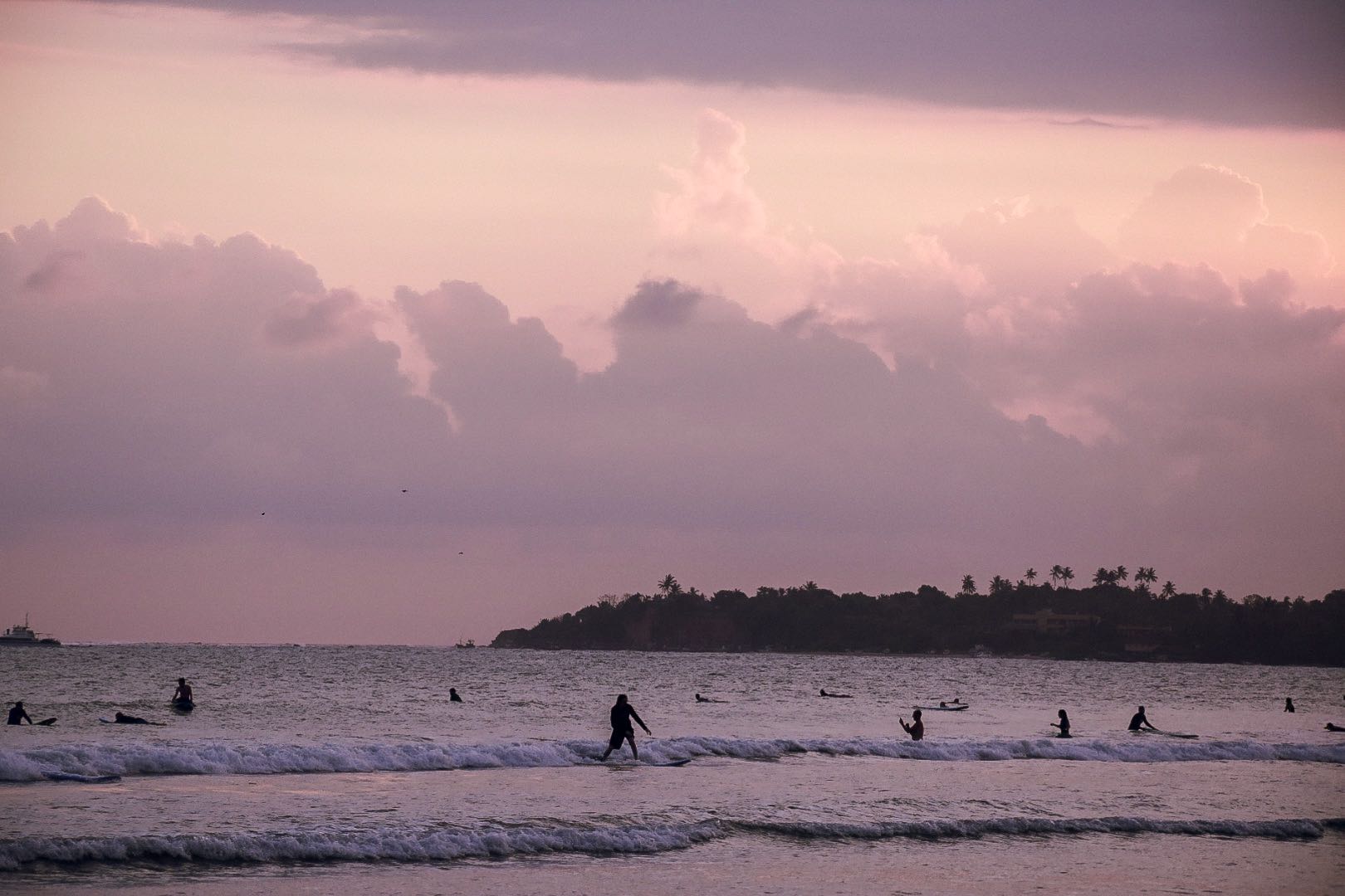 Coucher de soleil sur la plage de Weligama au Sri Lanka