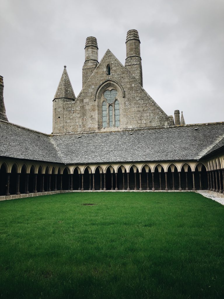 Cours et cloitre de l'abbaye du Mont-Saint-Michel en Normandie