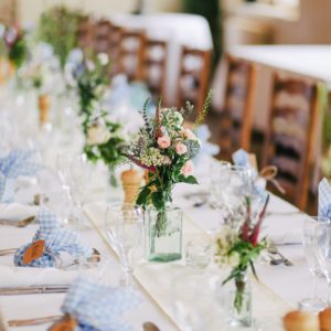 Tische und Blumendekorationen für eine Landhochzeit