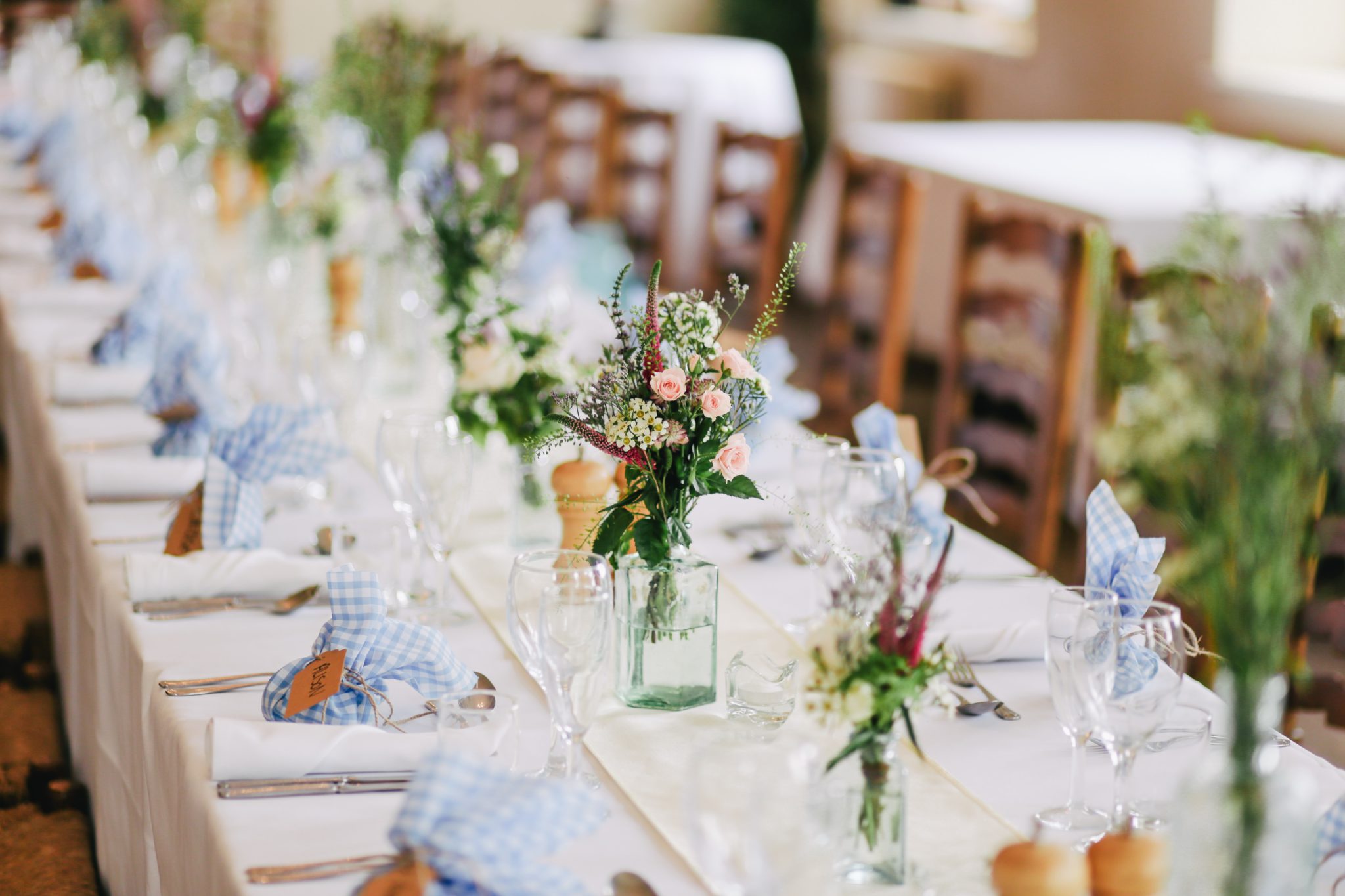 tables et decorations fleuries mariage champetre