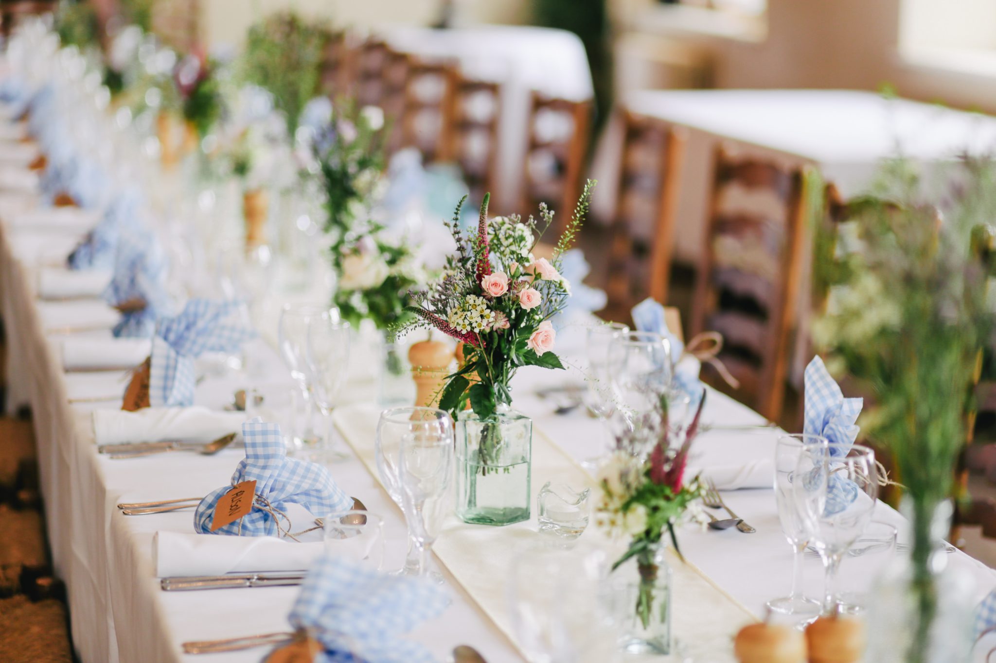 Tische und Blumendekorationen für eine Landhochzeit