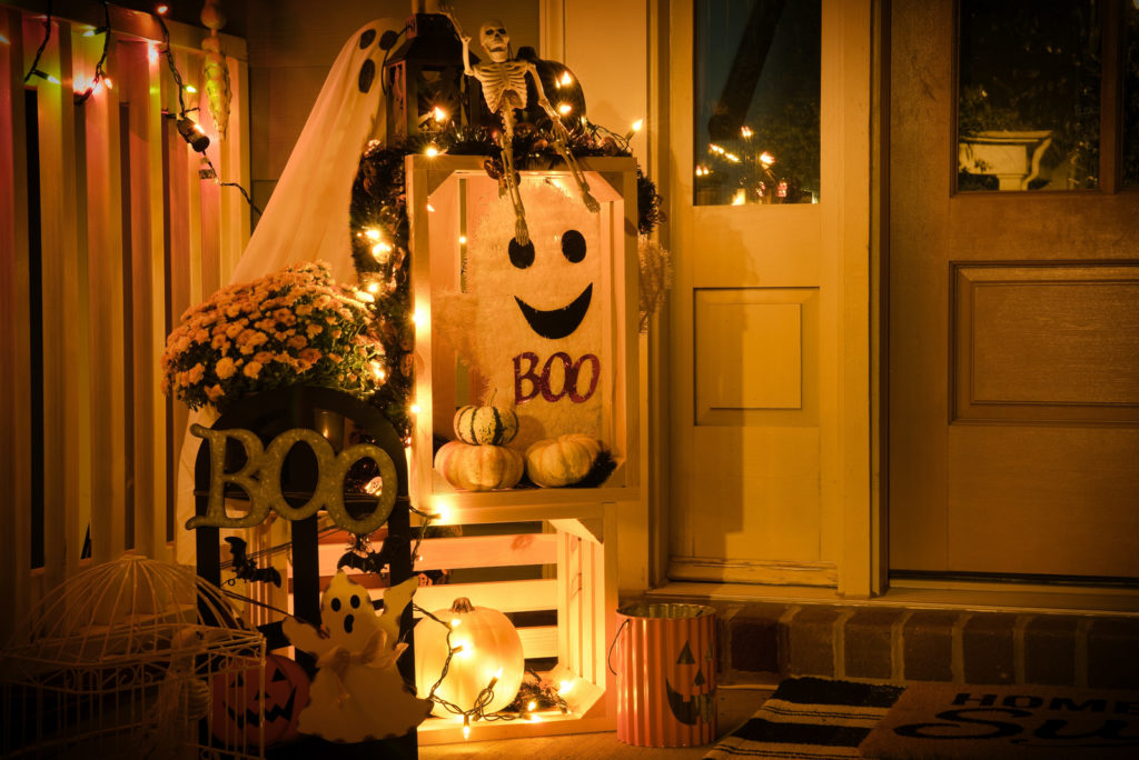 Decoration Halloween avec lanternes et fantomes