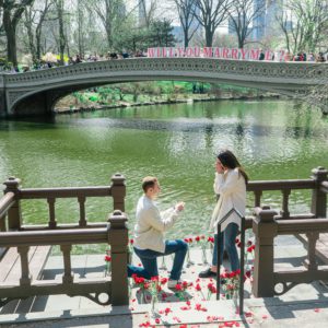 homme faisant une demande en mariage originale au bord de l'eau