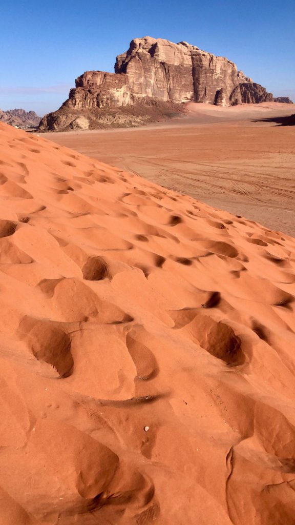 Wüste Wadi Rum bei Sonnenaufgang