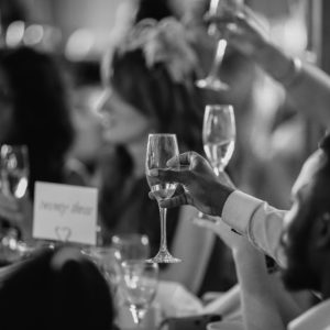 invités levant leur verre à un discours témoin de mariage
