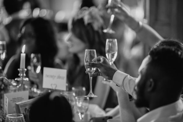 invités levant leur verre à un discours témoin de mariage