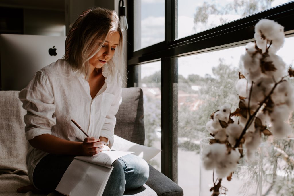 femme qui ecrit discours de mariage