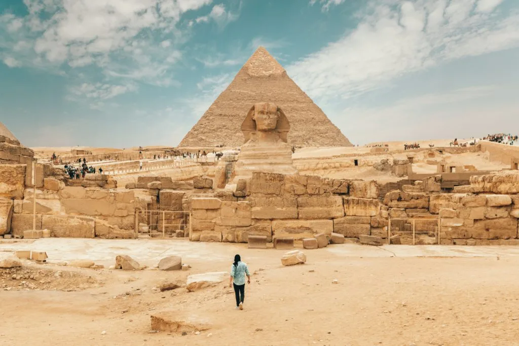 voyageur devant une pyramide en Egypte vacances printemps 2020