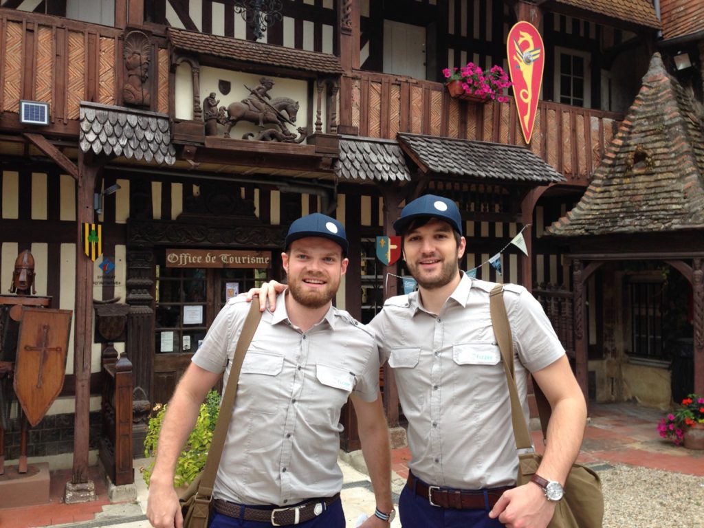 Vincent Porquet und Baptiste Hamain verkleideten sich vor fünf Jahren als Postbote für die Einführung von Fizzer.