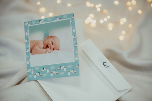 Faire-part de naissance personnalise avec photos bleu avec cigognes Fizzer