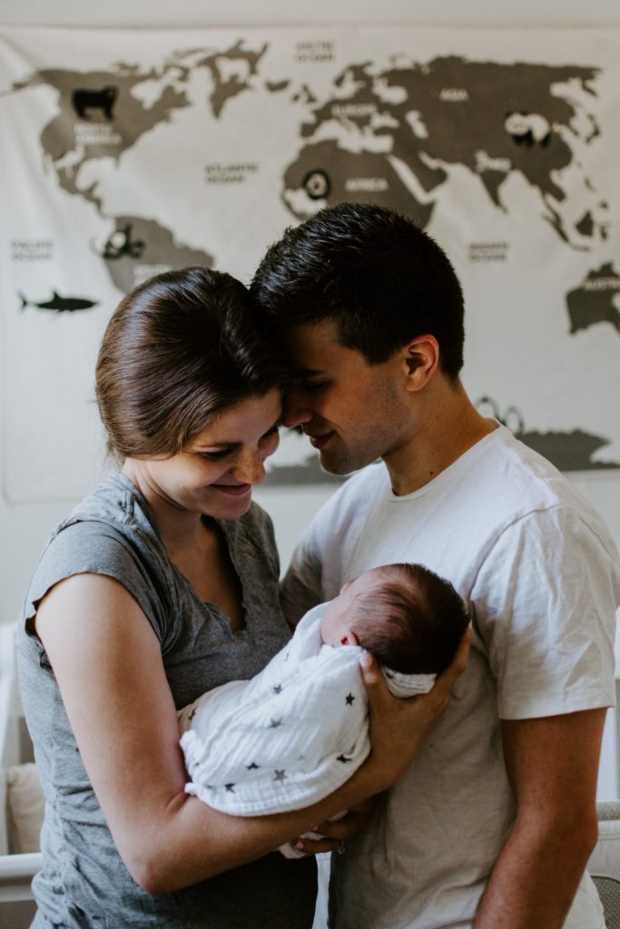 couple heureux après naissance de leur enfant