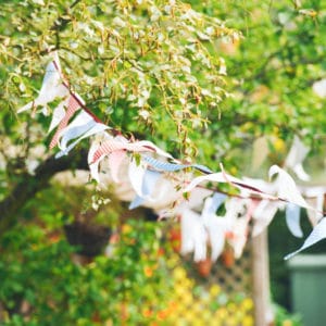 Guirlandes en tissu, décoration pour une garden party d'anniversaire