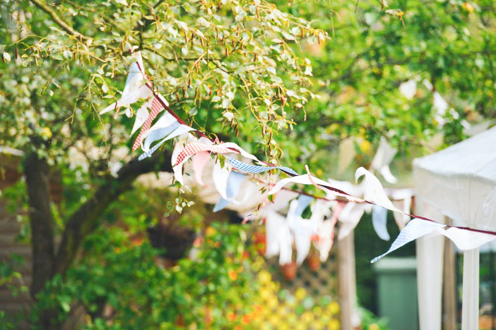 Guirlandes en tissu, décoration pour une garden party d'anniversaire