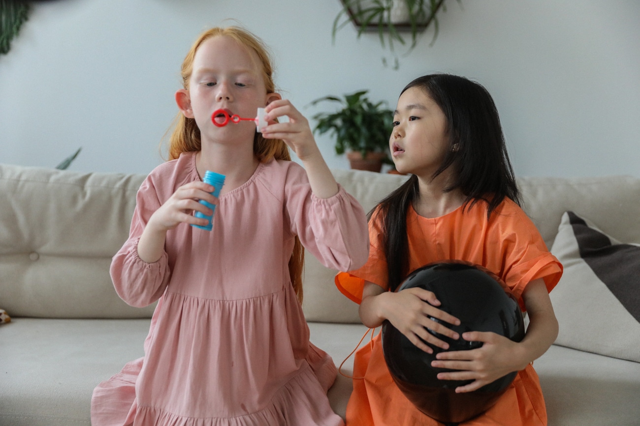 deux filles qui font des bulles