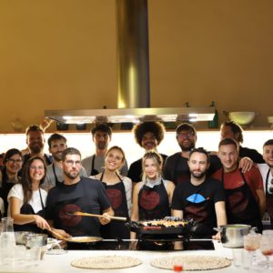 Cours de cuisine pendant la retreat à Barcelone