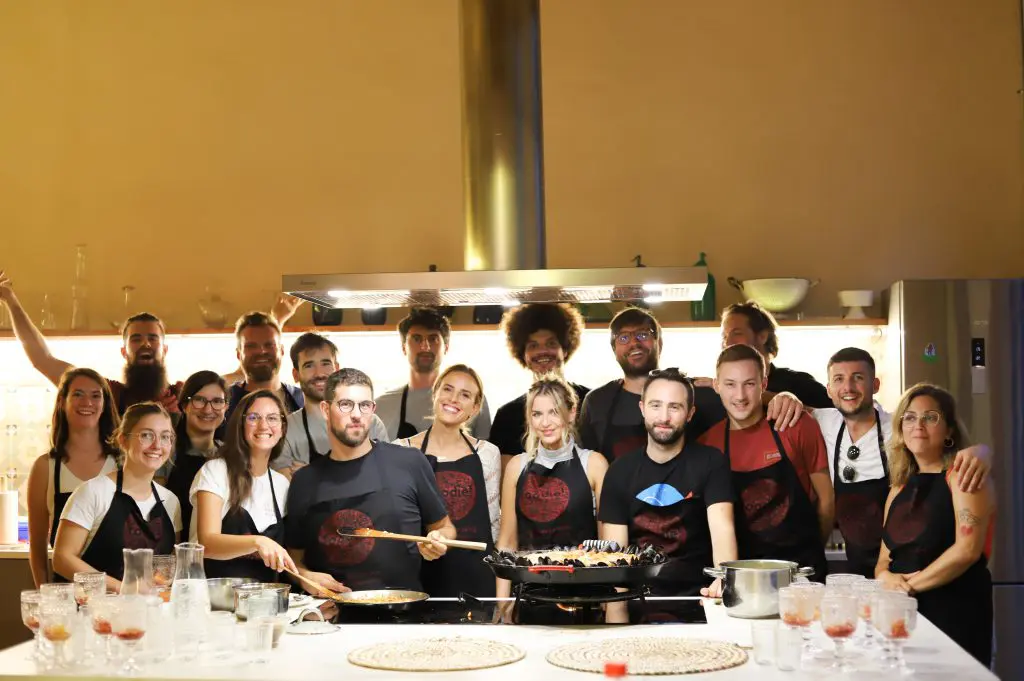 Equipe Fizzer lors d'un cours de cuisine à Barcelone